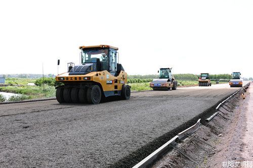 图为7月11下午g347普济圩至枞阳一级公路路面一标路面层施工.