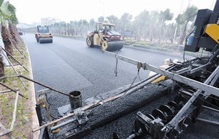 凤凰路路面升级改造换 新装 沥青摊铺已完成2.6公里